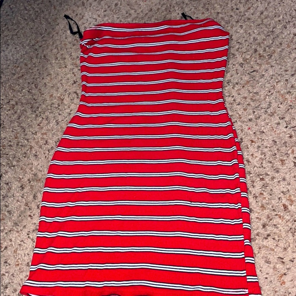 NO SLEEVE FITTED DRESS